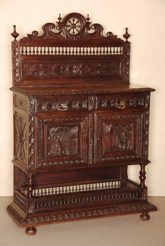 Prunkvolle Anrichte, Frankreich, um 1870, Eiche massiv, bretonisch, auf KugelfÜßen, Fußleiste mit Rosettenschnitzerei, Zwischenablage mit ...