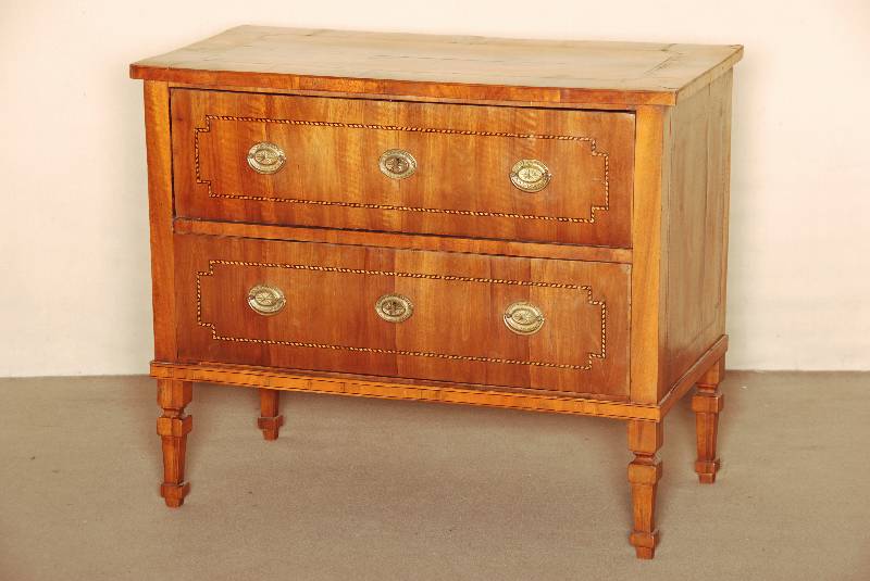 Kommode, deutsch, um 1790, Nußbaum furniert, auf leicht konischen Beinen, 2-schÜbig, mit umlaufenden Bandintarsien, Platte mit gespiegeltem ...