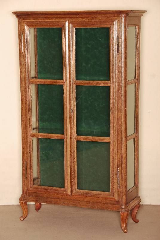 Vitrine, Barock, deutsch, um 1780, Eiche massiv, Leisten z.T. mehrfach getreppt, aus dem Vollholz geschnitzt, 3-seitig verglast, RÜcken mit ...
