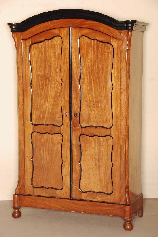 Schrank, Holland, um 1860, Louis-Philippe, Korpus Eiche, Mahagoni furniert, auf gedrechselten KugelfÜßen, abgeschrÄgte Ecken, auslaufend in ...