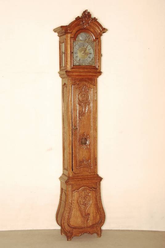 Bodenstanduhruhr, Aachen/LÜttich, um 1760, Barock, schÖnes massives EichengehÄuse, frontseitig Flachschnitzerei in Form von FÜllhÖrnern und ...