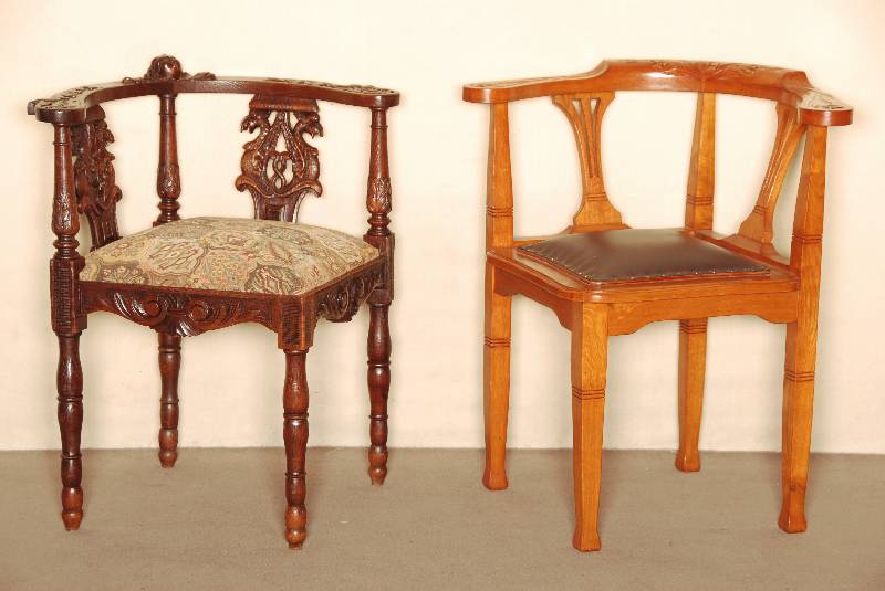 Eckstuhl, deutsch, um 1870, Danziger Barockstil, Eiche massiv, auf gedrechselten Beinen, geschnitzte und gebogene RÜckenlehne, verstrebt, mit ...