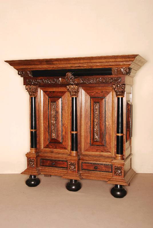 Kissenschrank, Holland, um 1950, Eiche und Palisander massiv bzw. furniert, teilweise ebonisiert, Lindenholz, 2-tÜriger gerader Korpus mit ...