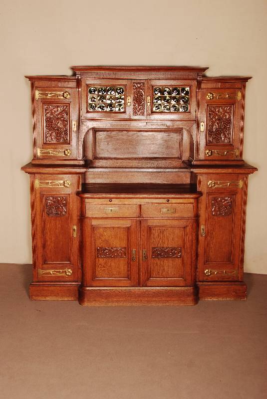 Aufsatz- bzw. Vielzweckschrank, deutsch/wohl Karlsruhe, um 1900/05, Korpus Weichholz und Eiche massiv, Fuß mit Bodenabschluß, sparsame ...