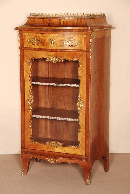 Prunkvitrine, sogenanntes Dresdner MÖbel, um 1900, Korpus Weichholz und Eiche massiv, Front geschweift, abgerundete Ecken, verglast, 2 ...