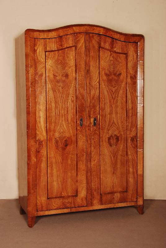 Schrank, um 1860, zweitÜriges MÖbel mit bogenfÖrmigem Giebel, furniert mit starkem Eschemaserfurnier (ca. 2-3 mm), die Außenkante in der Front ...