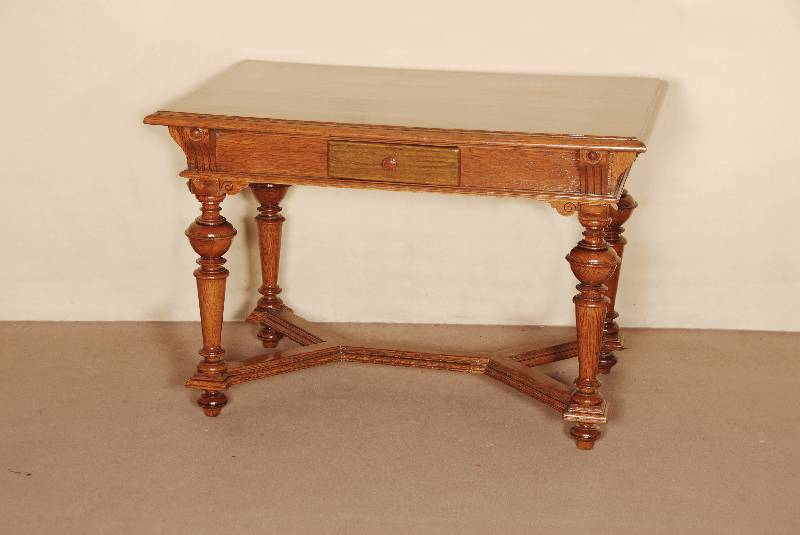 Tisch, deutsch, um 1870/80, Eiche massiv, Eichefurnier, Beine gedrechselt, Zarge mit Rillenverzierung, aufgesetzte Schnitzereien, lackiert, ...