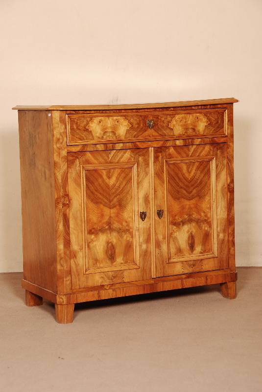 Halbschrank, sÜddeutsch/Pfalz, um 1860, Korpus Weichholz, abgeschrÄgte Ecken, Zierleiste doppelt bzw. 3-fach getreppt, Wurzelnußfurnier ...