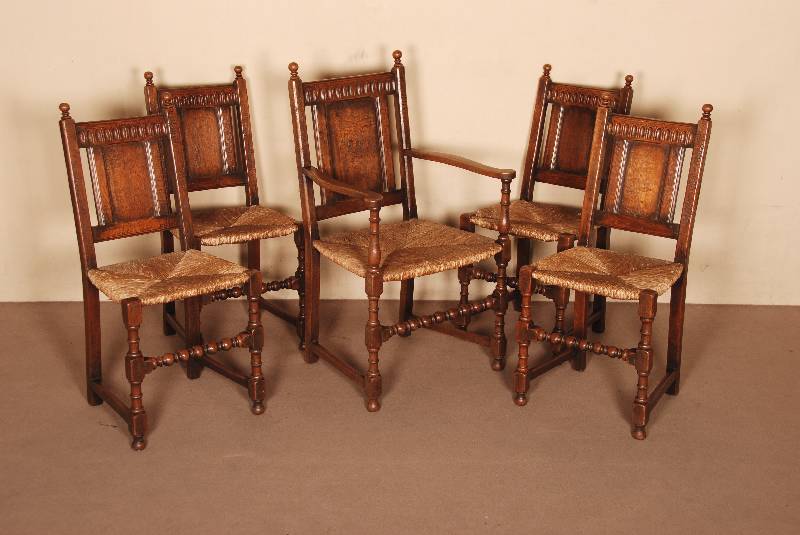 Stuhlensemble, Niederlande, 18./19. Jhd., bestehend aus 4 StÜhlen und 1 Armlehnstuhl, Eiche massiv, original Rohrgeflecht, Rahmenarbeit, reiche ...