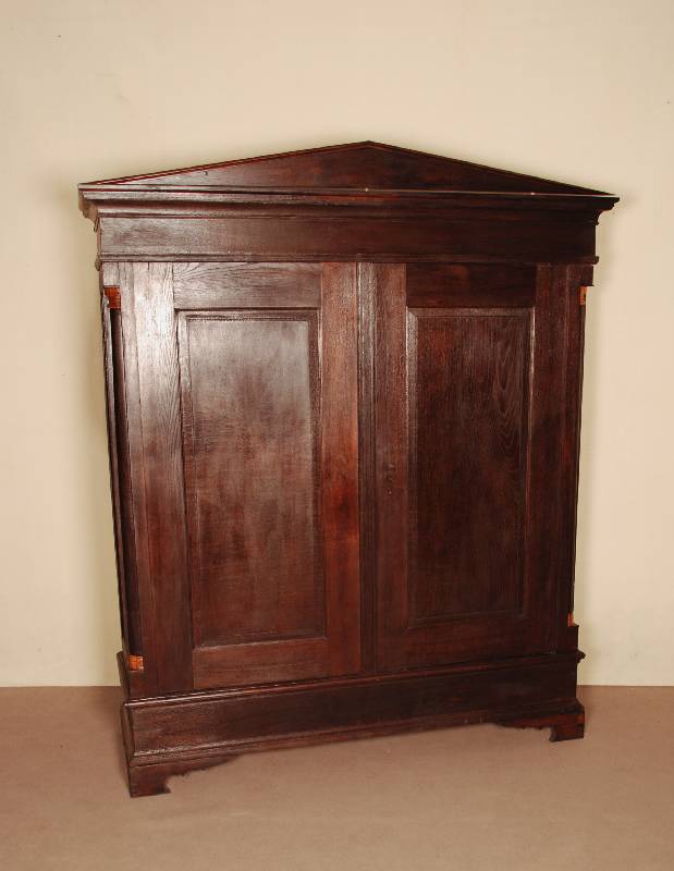 klassizistischer Kleiderschrank, deutsch/wohl Saarland, um 1810/20, Eiche massiv, komplett auf Rahmen gearbeitet, ausgesuchtes Hirnholz, Ecken ...