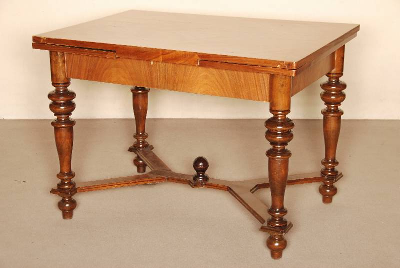 Ausziehtisch, deutsch, um 1870/80, Nußbaum massiv, bzw. Nußbaumfurnier doppelt und einfach gespiegelt verlegt, ausziehbar, teilrestauriert, ...