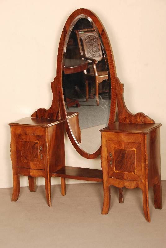 Frisier- bzw. Ankleidespiegel, um 1925/30, Barockstil, Korpus Weichholz/Hartholz, Wurzelnußfurnier gespiegelt verlegt, sparsame Intarsien im Stil ...