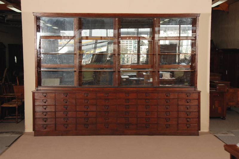 Apothekerschrank, deutsch, um 1910, Eiche massiv, z.T. Weichholz, unten mit 48 Schubladen, Oberteil mit GlasschiebetÜren, viele Ablagebretter, ...