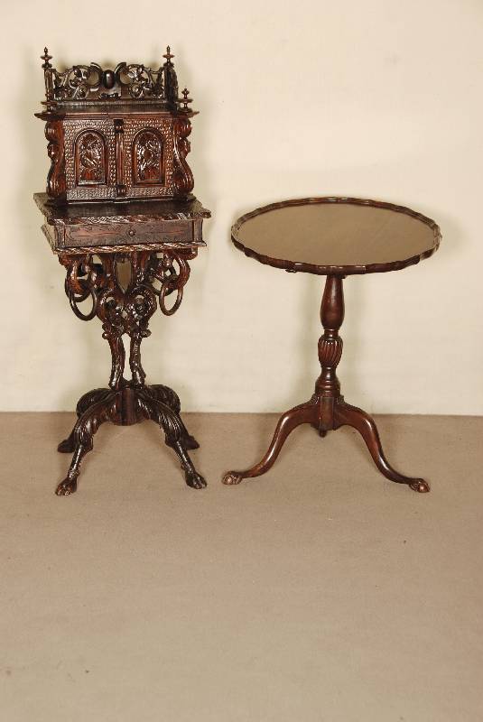 Klapptisch, England, um 1820, George II, Mahagoni massiv, aufklappbare runde Platte, auf Balustermittel mit drei geschnitzten Beinen, ...