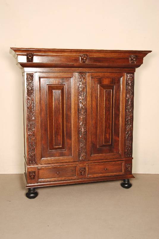 Kissenschrank, Holland, um 1960, Korpus Weichholz, z.T. Tischlerplatte, Eiche und Palisander furniert, aufgesetzte hervortretende Kissen, gerader ...