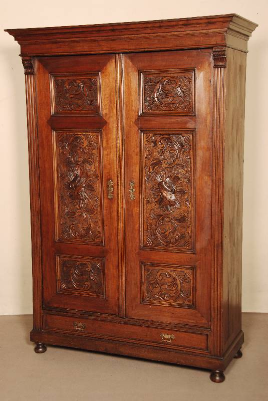 Schrank, sÜddeutsch, um 1880, SpÄtrenaissancestil, Korpus Weichholz, Nußbaum furniert, auf gedrÜckten KugelfÜßen, Lisenen gerillt ...