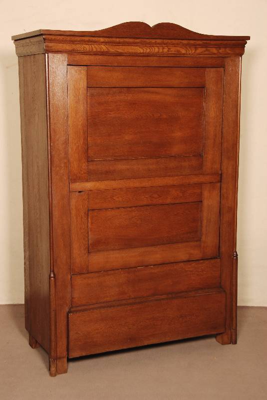 Schrank, deutsch, um 1850, Eiche massiv, 1 -tÜrig, unten eine Schublade, Ecken mit gedrechselten 3/4-SÄulen aufgesetzt, TÜr optisch als ...