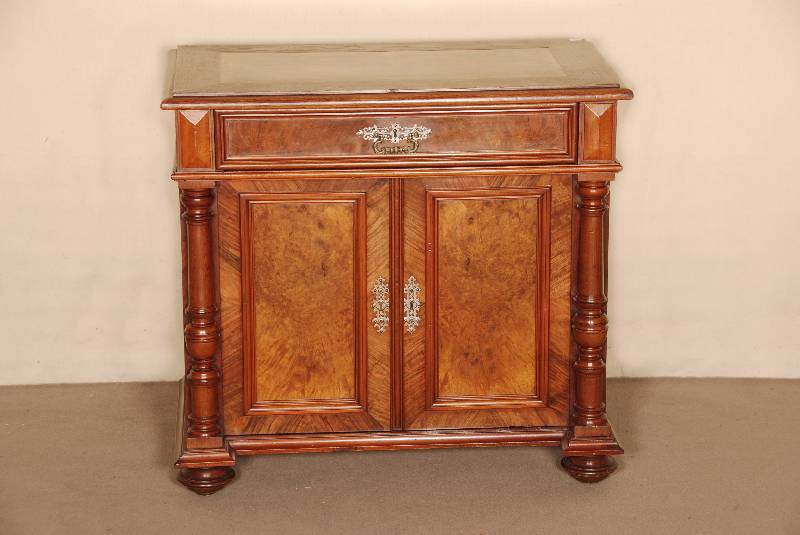 Halbschrank, deutsch, um 1880, GrÜnderzeit, Korpus Weichholz, Nußbaum- bzw. Wurzelnußfurnier, Lisenen mit gedrechselten VollsÄulen, ...