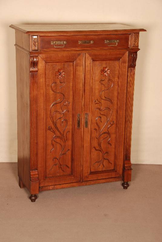 Vertiko, deutsch, um 1900, Korpus Weichholz, Nußbaum furniert, auf KugelfÜßen, profilierte Lisenen, FÜllungen gerahmt, dekoriert mit ...