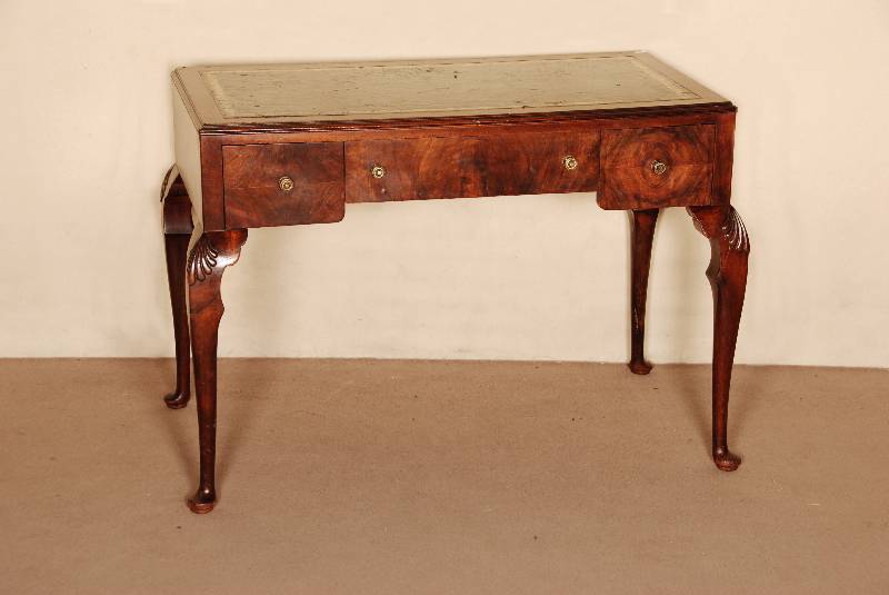 Damenschreibtisch, Schottland/Glasgow, um 1900 , Queen-Anne-Stil, Nußbaum massiv, z.T. furniert, auf stark gebogenen Beinen, unter der ...