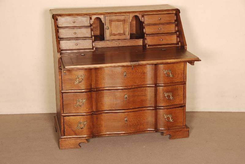 Schreibschatulle im Barockstil, Mitte 20. Jhd. , Eiche massiv, 3-schÜbiger in der Front geschweifter Korpus, hinter der schrÄgen Schreibklappe ...