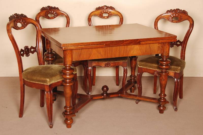 4 StÜhle, deutsch, um 1860, Louis-Philippe, Mahagoni massiv, profilierte Volutenbeine, Zarge mit Muschel- und Blattschnitzerei, lyrafÖrmiger ...