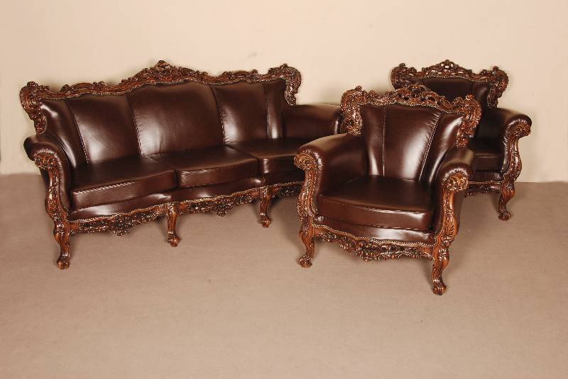Sofa und 2 Sessel, Italien, um 1960, nach florentinischem Vorbild gearbeitet, Barockstil , Nußbaum massiv, rundum reichlich beschnitzt, neu ...