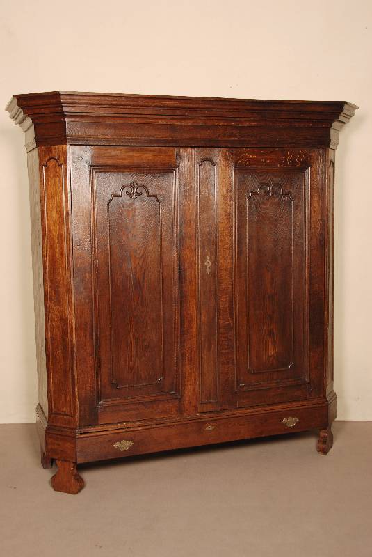 Schrank, deutsch, um 1800, Eiche massiv, sogenannter Pastorschrank, Fußleiste mit integrierter Schublade, abgeschrÄgte Ecken, TÜrfÜllungen mit ...