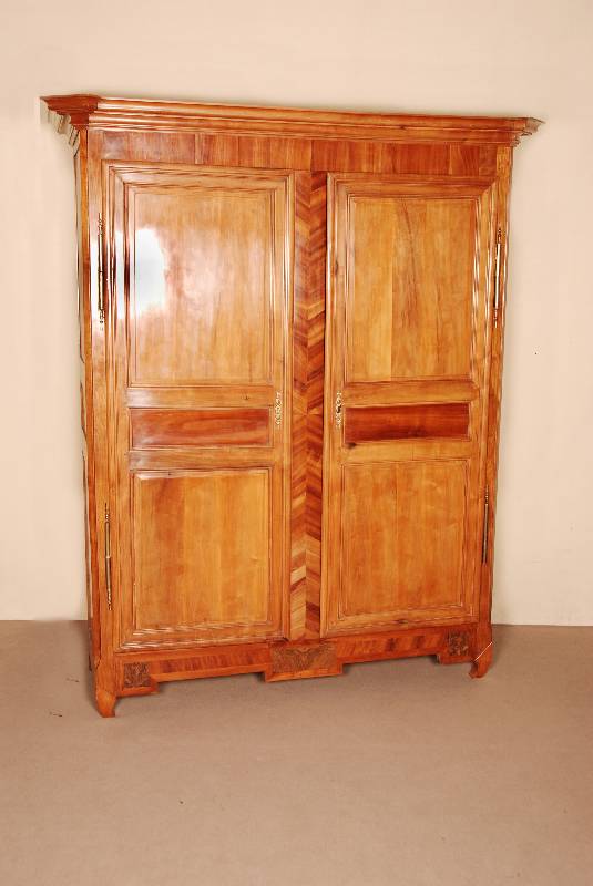 Schrank, Frankreich/Umgebung Straßburg, um 1760, Louis-Quinze, Kirschbaum massiv, auf gebogenen FÜßen, diese wohl spÄter, Ecken abgeschrÄgt, ...