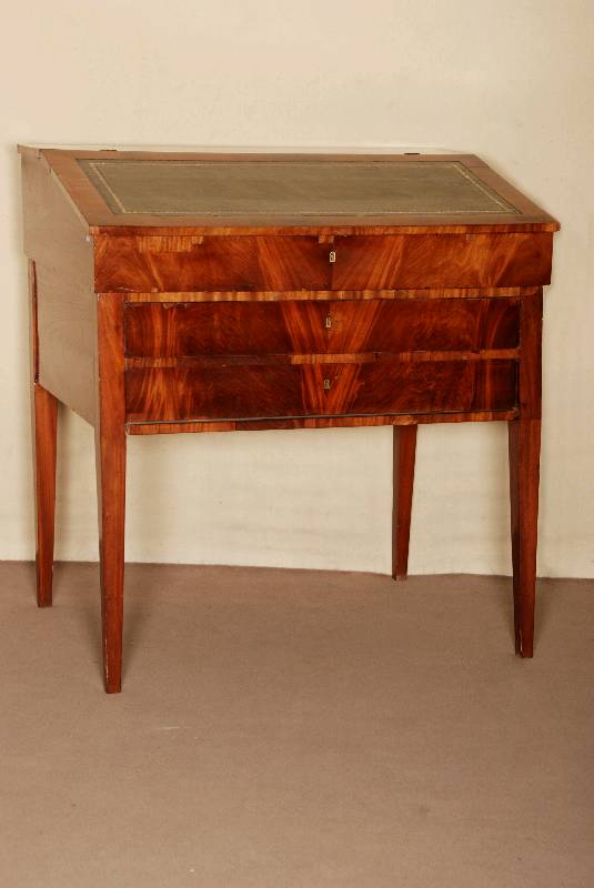 Biedermeierschreibpult, mitteldeutsch, um 1830/60, Oberteil dazugearbeitet, Korpus Weichholz, Pyramidenmahagonifurnier gespiegelt verlegt, ...