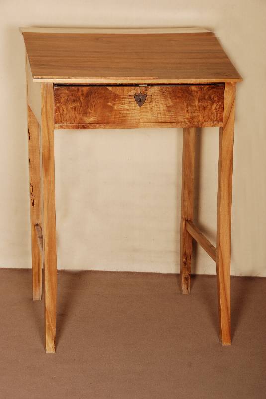 BiedermeierstilmÖbel, deutsch, nach dem Vorbild von 1820/30, Nußbaum massiv bzw. Wurzelnußfurnier gespiegelt verlegt, unter Verwendung alter ...