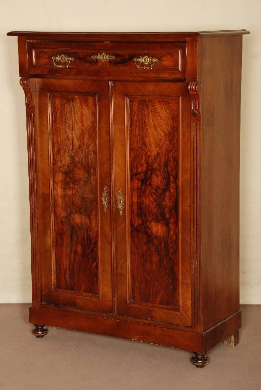 Vertiko, deutsch, um 1880/90, Korpus Weichholz, Front auf Rahmen gearbeitet, Wurzelnußfurnier gespiegelt verlegt, eklektizistisch, Lisenen 3-fach ...