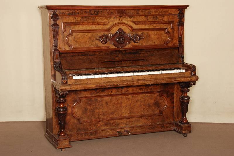 Klavier, deutsch/Leipzig, um 1880/90, Metallspannrahmen, Bespannung und BelÄge aus der Zeit, bezeichnet J. Kreutzbach, Leipzig, aufwendiger ...