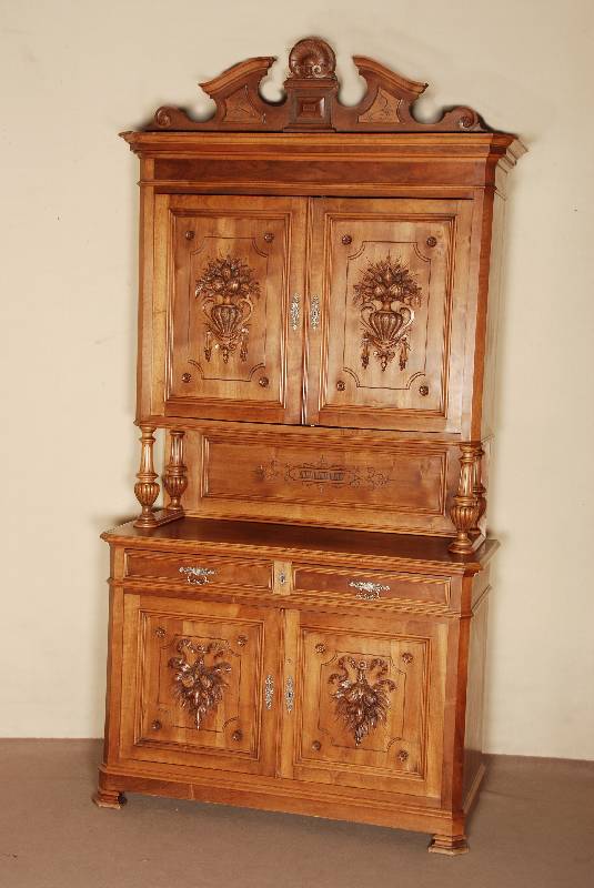Aufsatzschrank, Elsaß, um 1896/97, Nußbaum und Eiche massiv, aufgelegte prunkvolle Schnitzerei im Barockstil, original BeschlÄge, ...