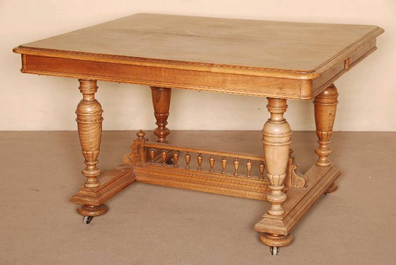 Ausziehtisch, Frankreich/Dijon, um 1890, Nußbaum massiv, Beine verschrÄnkt, Zierteile mit reicher Drechselarbeit, balusterfÖrmig, EinlegebÖden ...