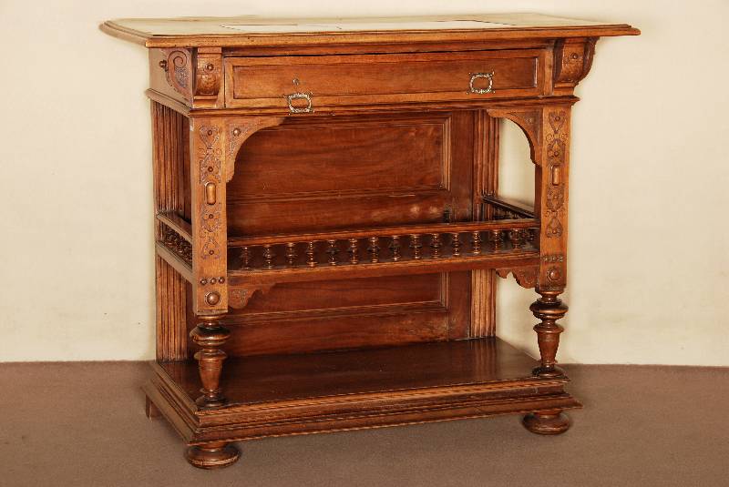 Zierregal, SÜdfrankreich, um 1880/90, Nußbaum massiv, Ablegefach fÜr KunstgegenstÄnde, Balustrade mit reicher Drechselarbeit, aufgesetzte ...