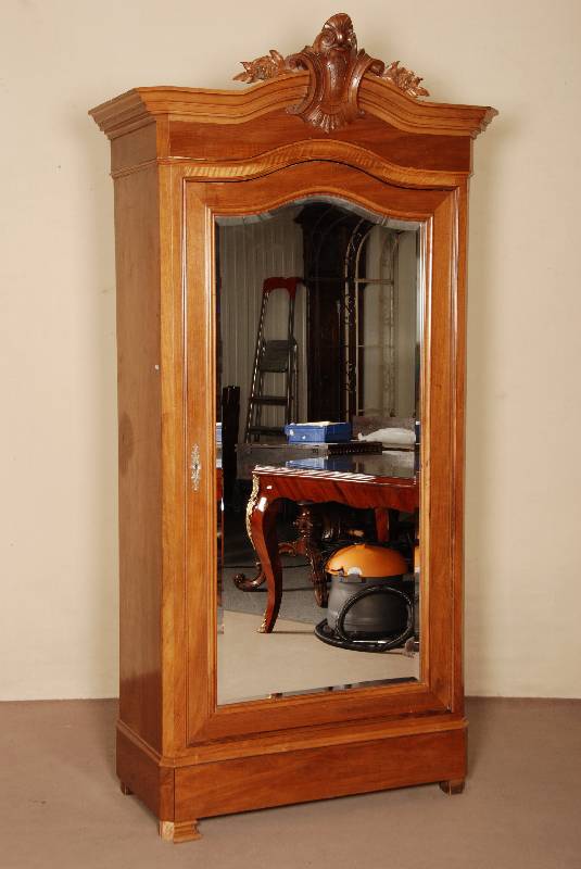 Schlafzimmerschrank, Elsaß, um 1900, Korpus Eiche, Nußbaumfurnier, z.T. gespiegelt verlegt , Kopf geschwungen, mit aufgesetzten Schnitzereien aus ...