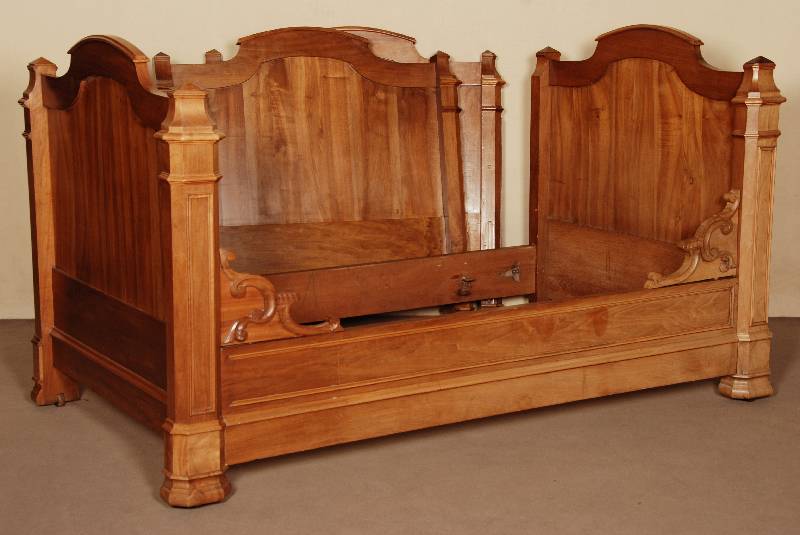 2 GrÜnderzeitbetten, sÜddeutsch/Elsaß, um 1880/90, Nußbaum massiv, komplett auf Rahmen gearbeitet, reiche Zierleisten, hervorragende ...