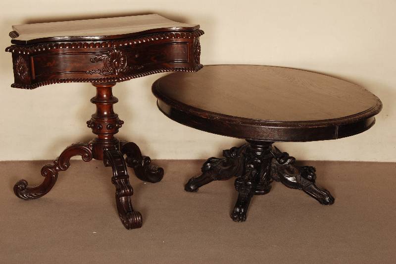 Konsolentisch, deutsch, um 1880/90, Nußbaum massiv, Nußbaumfurnier, Front geschweift, 3 Ausleger, diese 3-fach geschwungen, aufgelegte ...