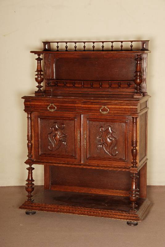 AufsatzmÖbel, SÜdfrankreich, um 1870/80, Napoleon III, Eiche massiv, Schnitzereien aus dem Vollholz, BalustersÄulen, reiche Schnitzarbeit, ...