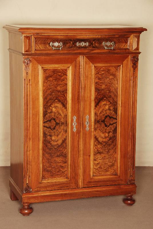 Vertiko, deutsch, um 1880/90, Korpus Weichholz, Wurzelnußfurnier gespiegelt verlegt , Lisenen 3-fach gerieft, aufgesetzte Schnitzereien, original ...