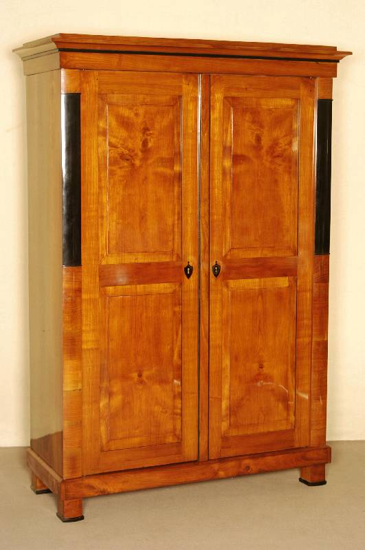 Bierdermeier-Schrank, 2-tÜrig, Kirsche massiv und teilfurniert, ebonisierte Leiste unterhalb dem Gesims, ebonisierte Einfassung an den ...