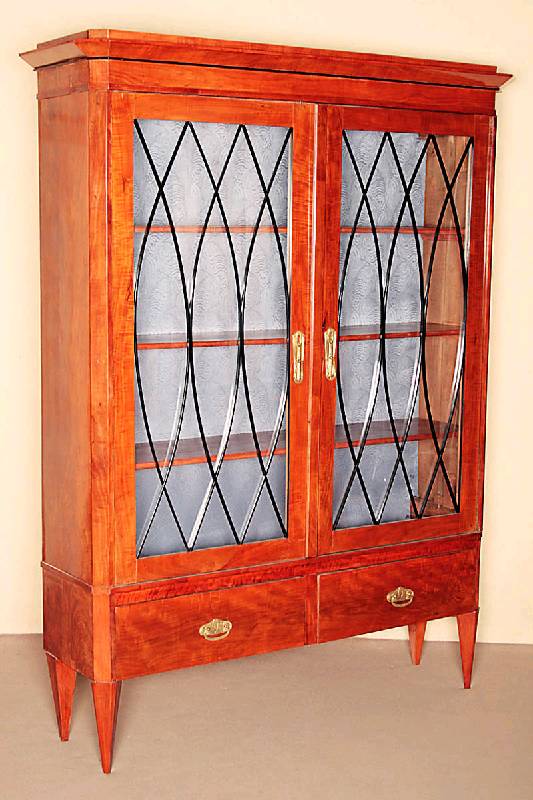 Biedermeier-BÜcherschrank, 2-tÜrig, Birnbaum massiv, abgeschrÄgter Korpus, massives Gesims mit schlichter Begurtung, innenscharnierte TÜren ...
