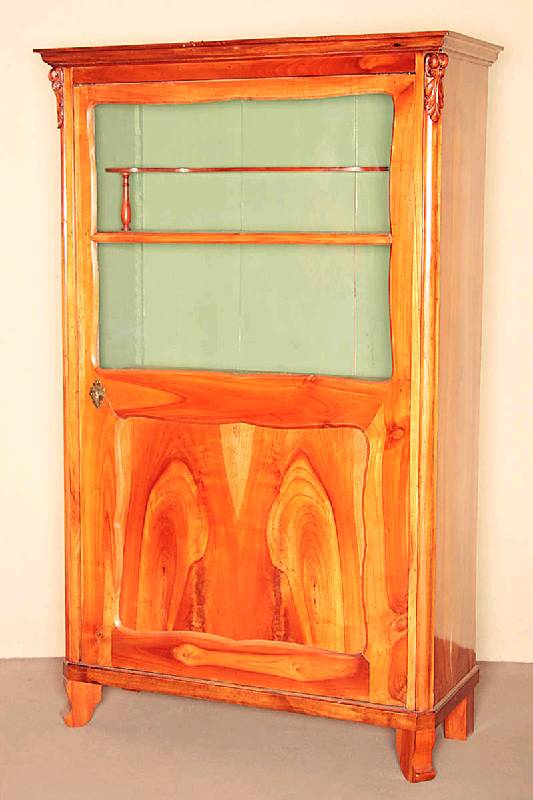 SpÄtbiedermeiervitrine, um 1850, Kirsche massiv, 1-tÜrig, TÜren in der oberen HÄlfte verglast und durch eine Querversprossung unterteilt, ...