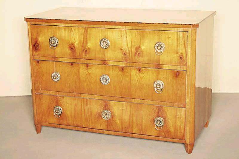 Biedermeier-Kommode, um 1825/30, Kirsche furniert, 3-schübig, Kante der Platte mit Nußbaum-Wurzelholz umrandet, umlaufende Bandintarsien an der ...