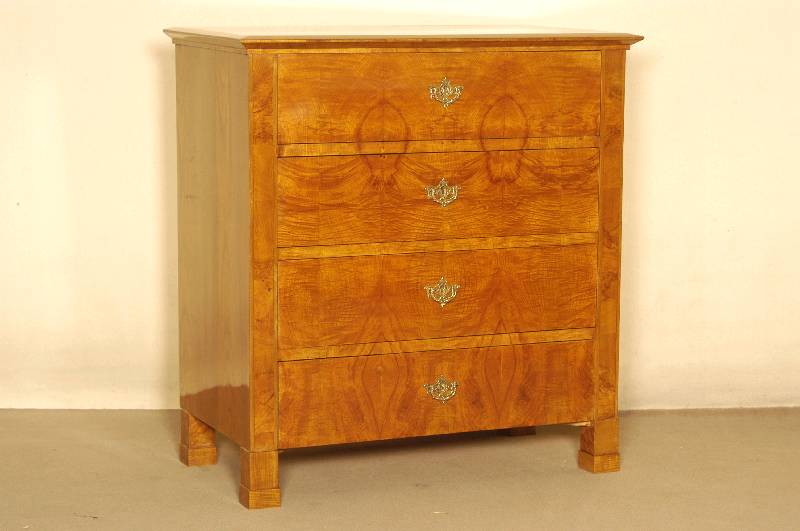 Biedermeier-Kommode, 4-schÜbig, strenge schlichte Form mit der Hauptabsicht, das durchgestrÖmte Maser-Klappfurnier (schÖnes RÜsterfurnier) ...