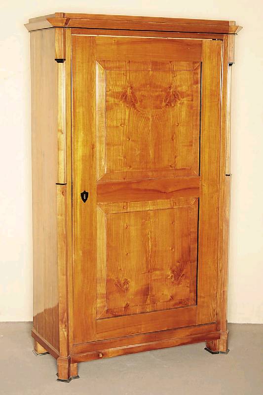 Biedermeierschrank, 1-türig, Kirsche massiv, im Türblatt zwei große Füllungen, Schlüsselschild Ebenholz in Wappenform, Korpus seitlich ...
