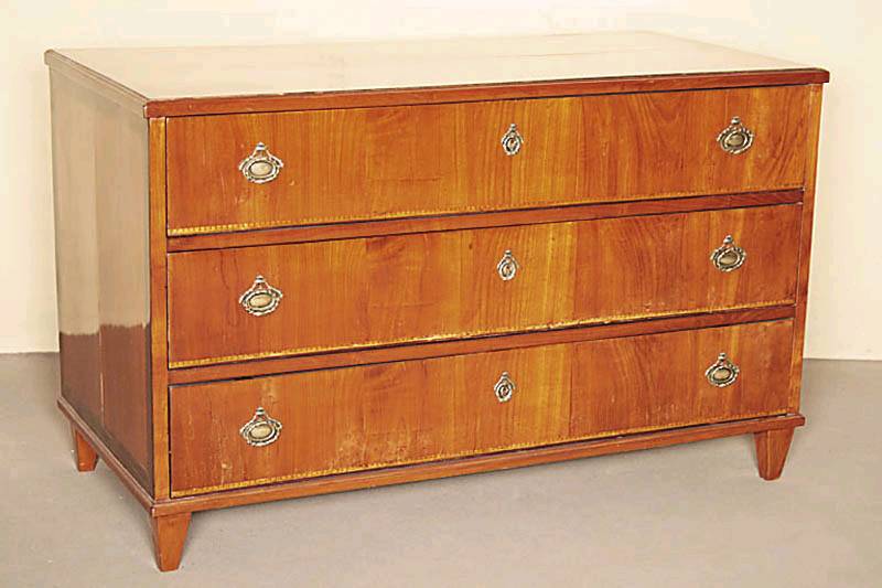 Louis-Seize-Kommode, um 1780, Kirsche, 3 -schübig, Intarsien in Zwetschgenholz und Ahorn, Platte mit Sterneinlage, symetrisch verteilte Beschläge ...