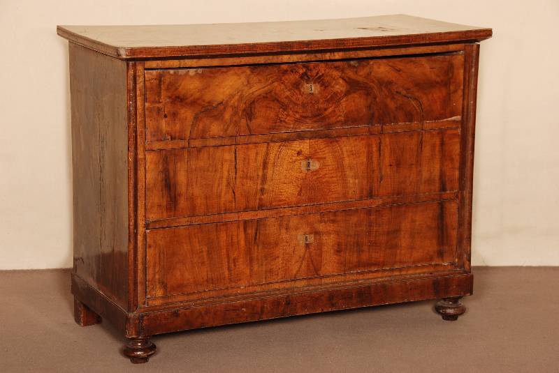 Kommode, sÜddeutsch, um 1835/40, 3-schÜbig, Korpus Weichholz, Wurzelnußfurnier gespiegelt bzw. doppelt gespiegelt verlegt, durchgehende ...