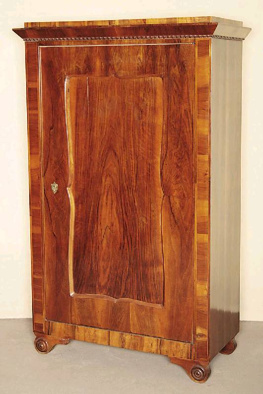 Wiener Biedermeier-Schrank, um 1835/40, Nußbaum, ansprechendes Sägefurnier, kantige Seiten und flächig intarsierte Lisenen (Filetarbeit), durch ...